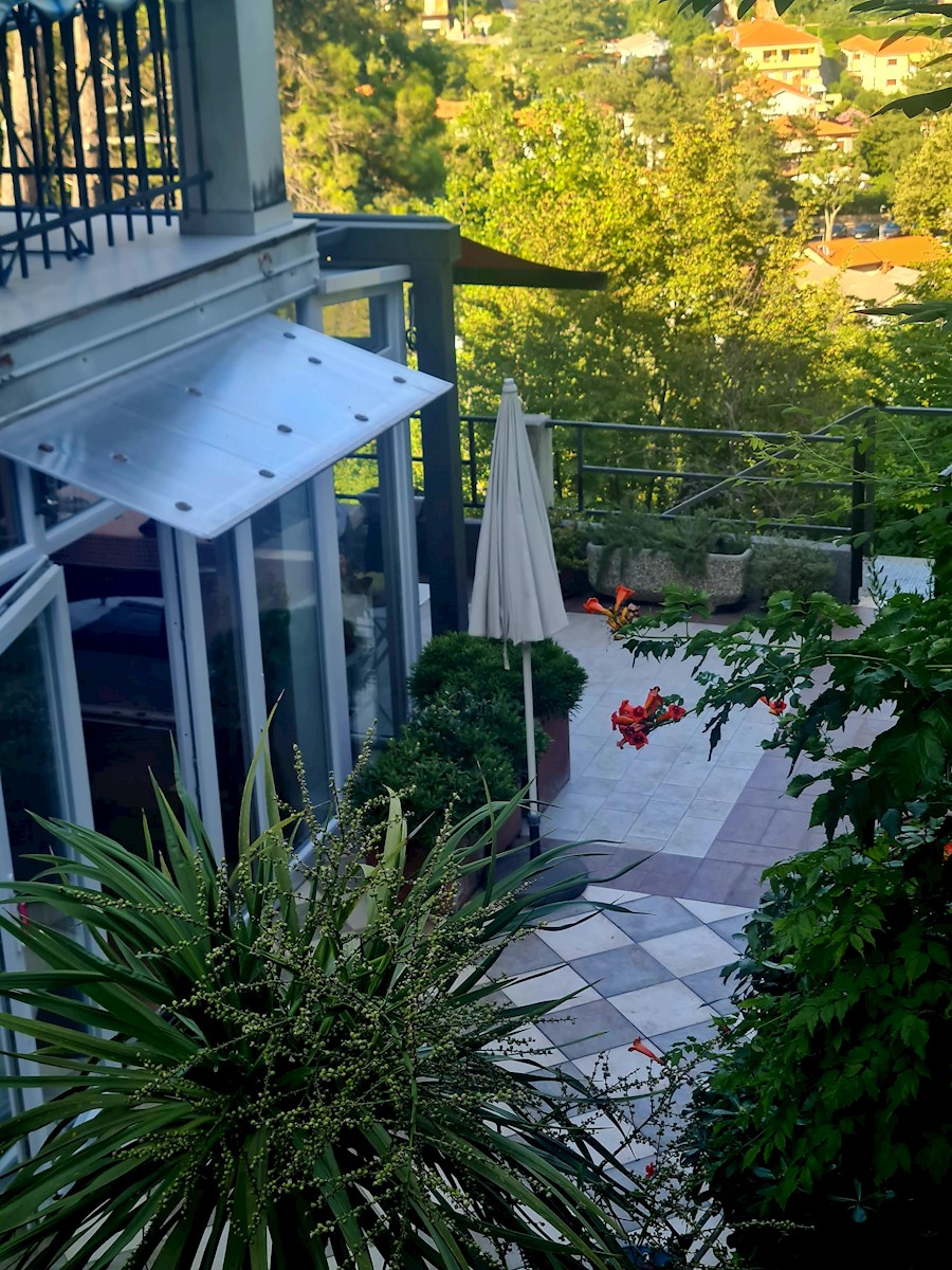 OPATIJA, MOŠĆENIČKA DRAGA - Appartamento e monolocale con ampia terrazza e 2 posti auto