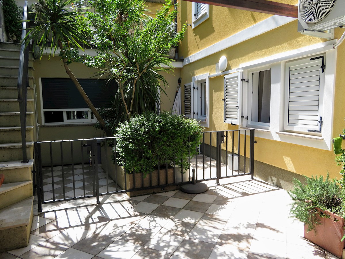 OPATIJA, MOŠĆENIČKA DRAGA - Appartamento e monolocale con ampia terrazza e 2 posti auto