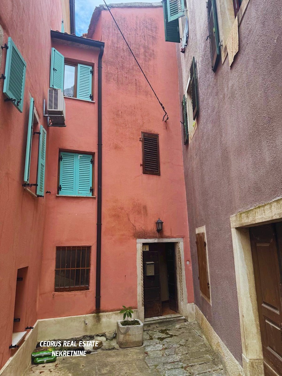 Istria, Portole. Vendiamo una splendida casa nel pieno centro storico della citta' e con una bellissima vista sulla valle; su 4 piani e circa 200 m2 di superficie netta