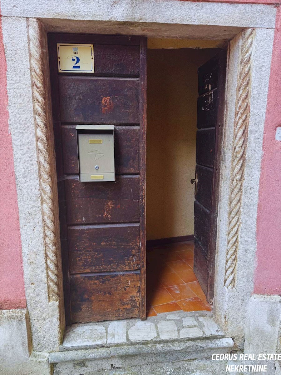Istria, Portole. Vendiamo una splendida casa nel pieno centro storico della citta' e con una bellissima vista sulla valle; su 4 piani e circa 200 m2 di superficie netta