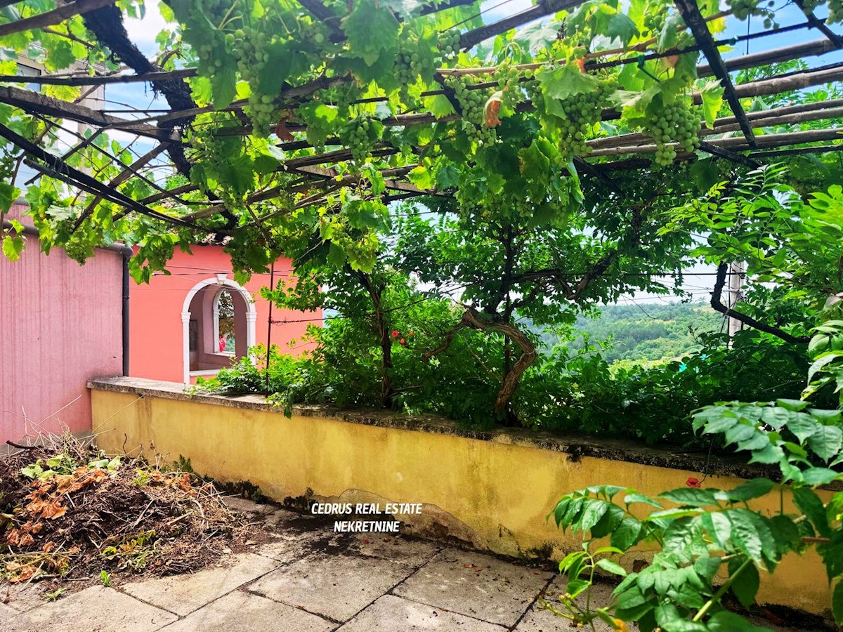 Istria, Portole. Vendiamo una splendida casa nel pieno centro storico della citta' e con una bellissima vista sulla valle; su 4 piani e circa 200 m2 di superficie netta
