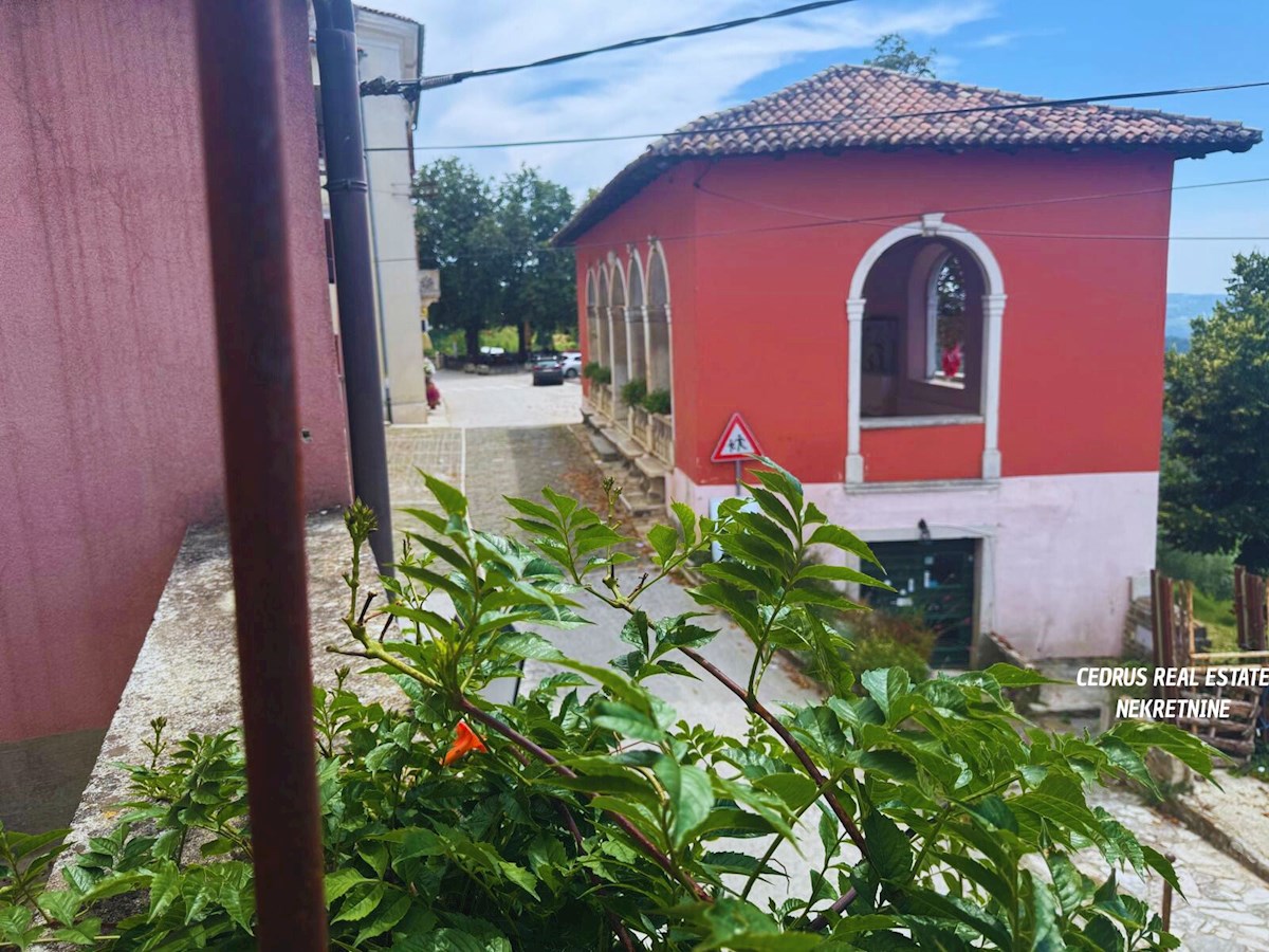 Istria, Portole. Vendiamo una splendida casa nel pieno centro storico della citta' e con una bellissima vista sulla valle; su 4 piani e circa 200 m2 di superficie netta