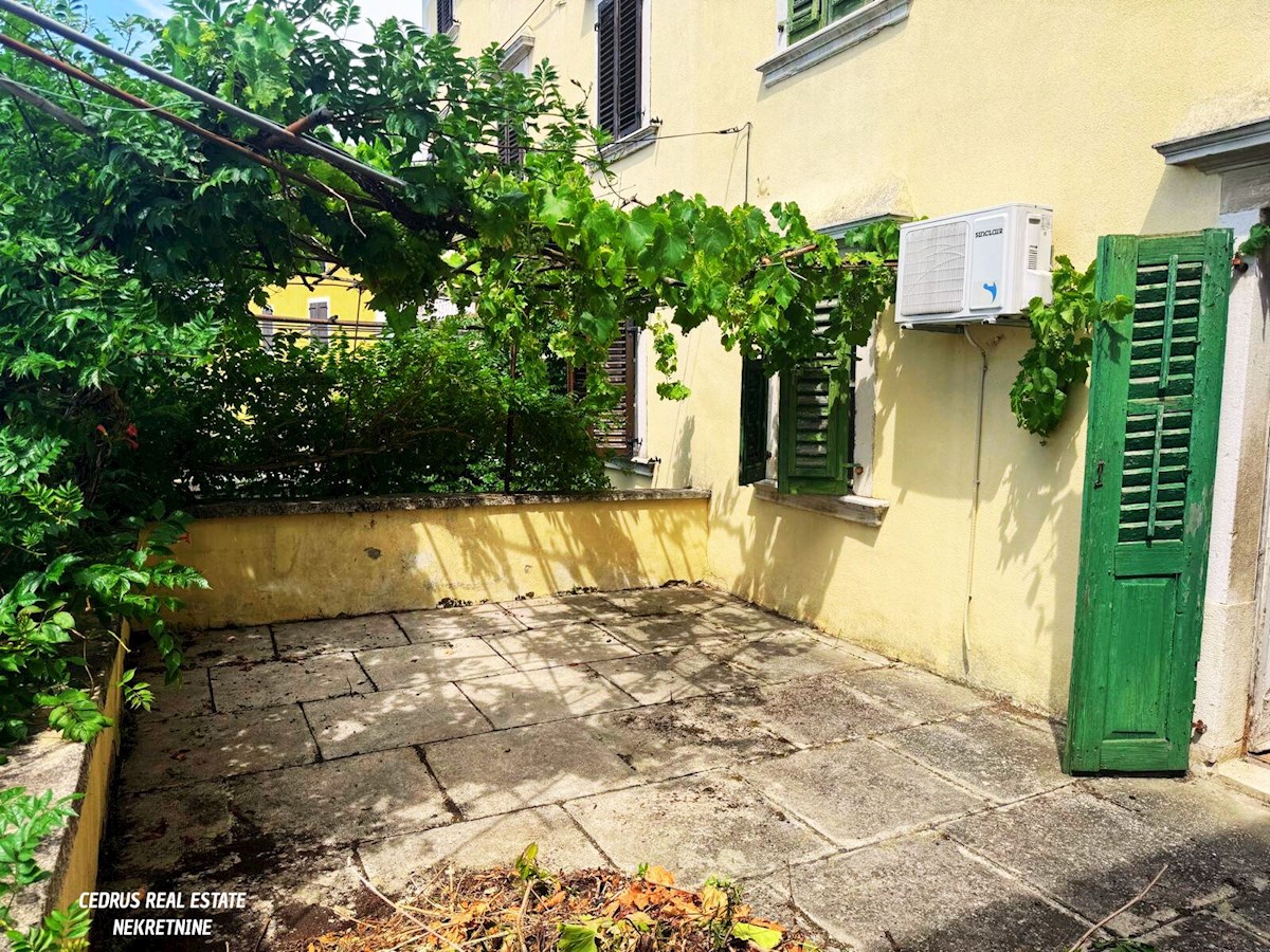 Istria, Portole. Vendiamo una splendida casa nel pieno centro storico della citta' e con una bellissima vista sulla valle; su 4 piani e circa 200 m2 di superficie netta