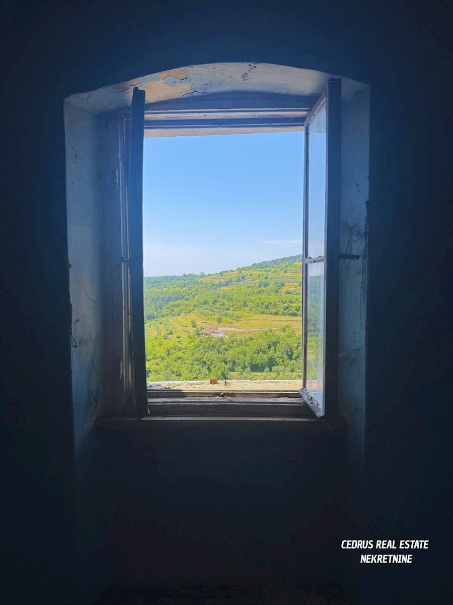 Istria, Portole. Vendiamo una splendida casa nel pieno centro storico della citta' e con una bellissima vista sulla valle; su 4 piani e circa 200 m2 di superficie netta