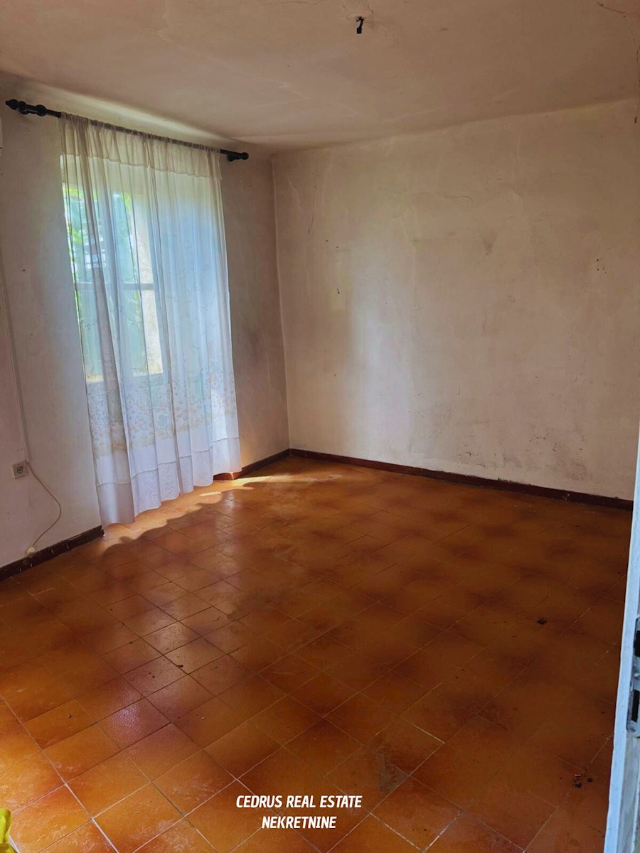 Istria, Portole. Vendiamo una splendida casa nel pieno centro storico della citta' e con una bellissima vista sulla valle; su 4 piani e circa 200 m2 di superficie netta