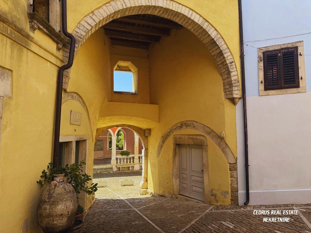 Istria, Portole. Vendiamo una splendida casa nel pieno centro storico della citta' e con una bellissima vista sulla valle; su 4 piani e circa 200 m2 di superficie netta
