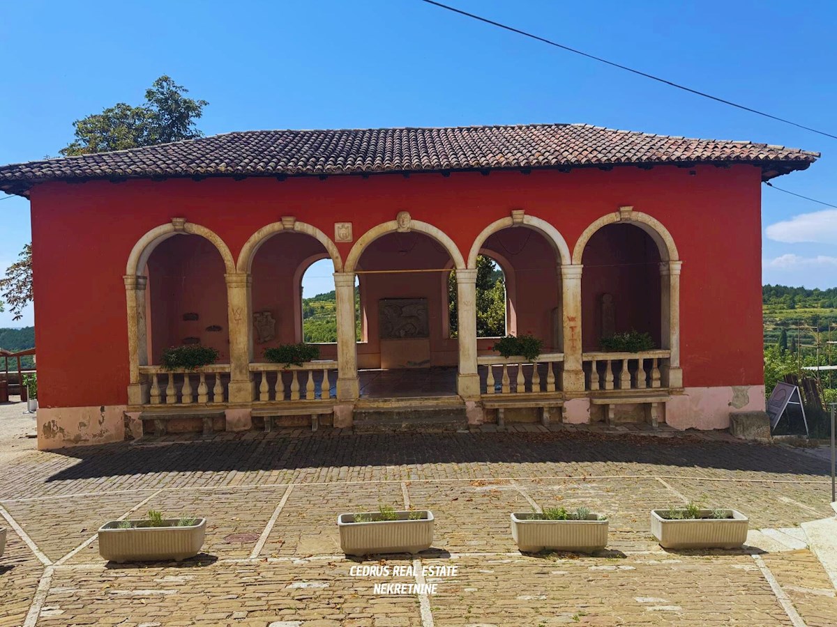 Istria, Portole. Vendiamo una splendida casa nel pieno centro storico della citta' e con una bellissima vista sulla valle; su 4 piani e circa 200 m2 di superficie netta