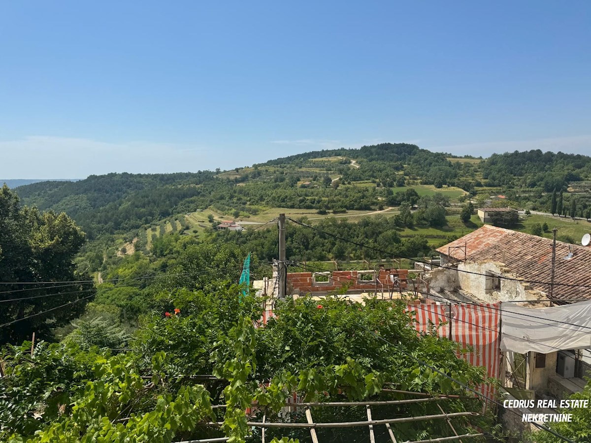 Istria, Portole. Vendiamo una splendida casa nel pieno centro storico della citta' e con una bellissima vista sulla valle; su 4 piani e circa 200 m2 di superficie netta