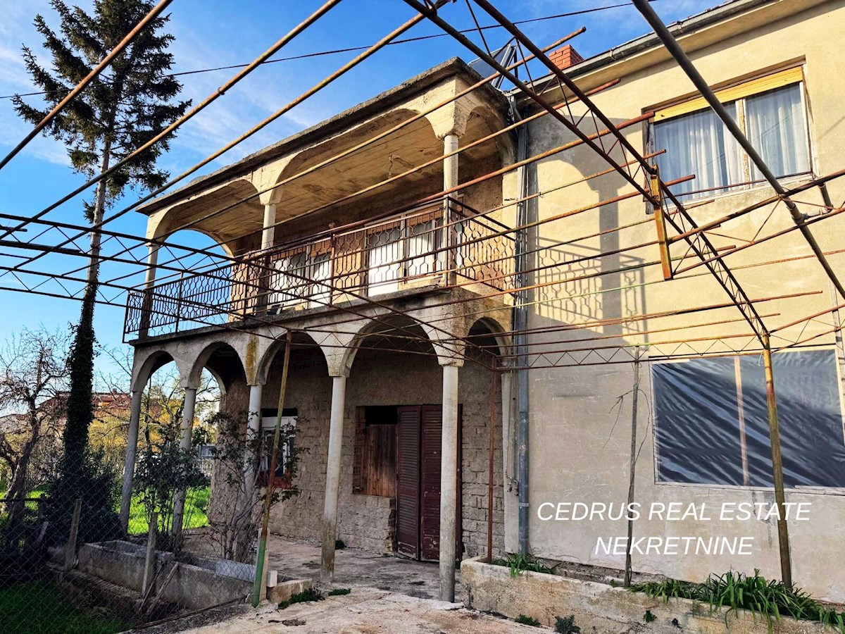 Umag, grande opportunita! Vendiamo una casa da ristrutturare di 330 m2 e 500 m2 di giardino e posti auto