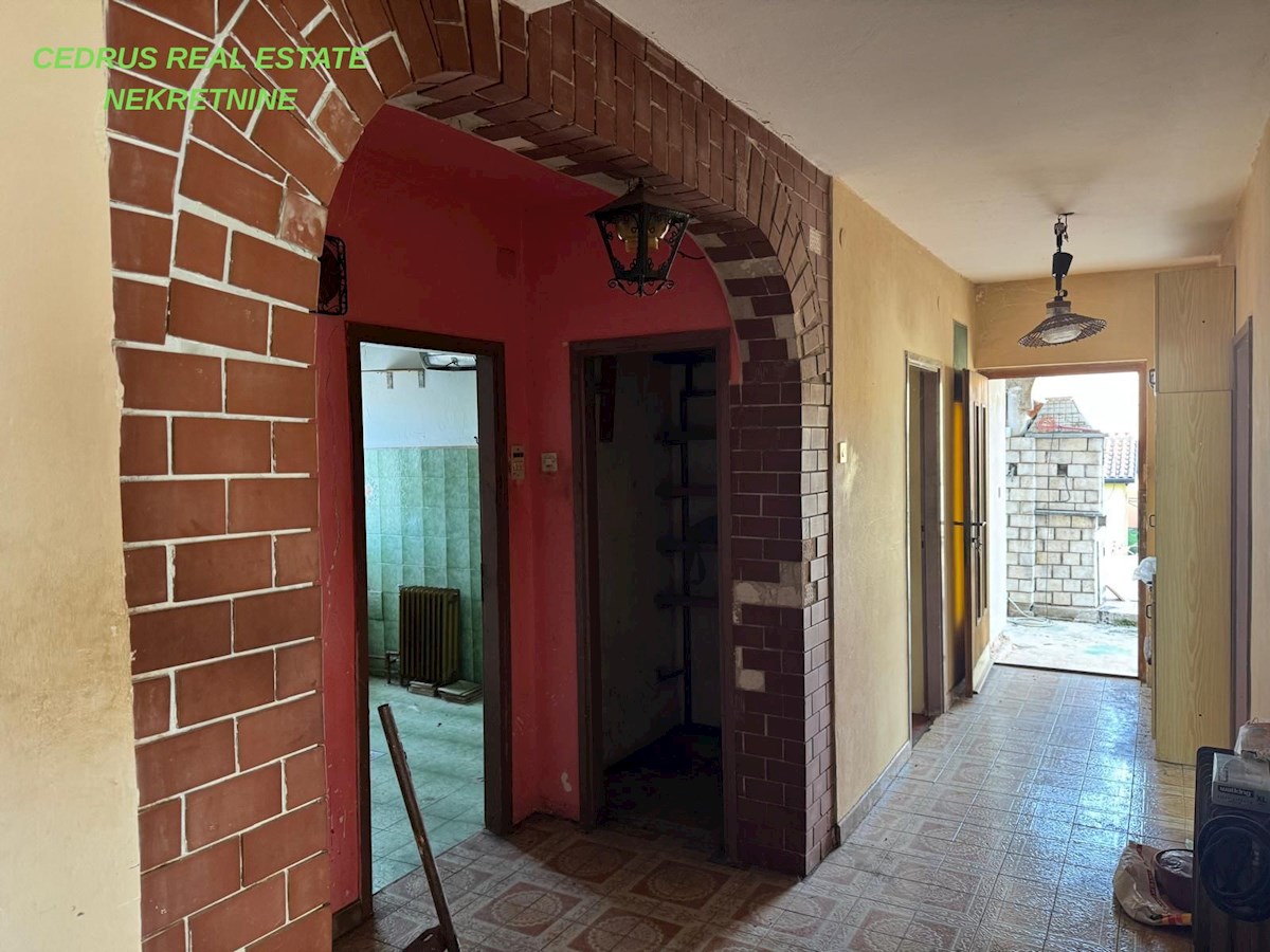 Umag, grande opportunita! Vendiamo una casa da ristrutturare di 330 m2 e 500 m2 di giardino e posti auto