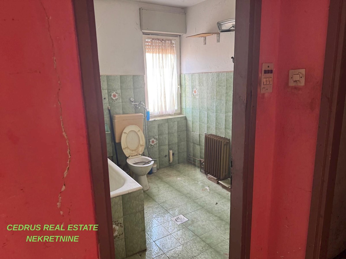 Umag, grande opportunita! Vendiamo una casa da ristrutturare di 330 m2 e 500 m2 di giardino e posti auto