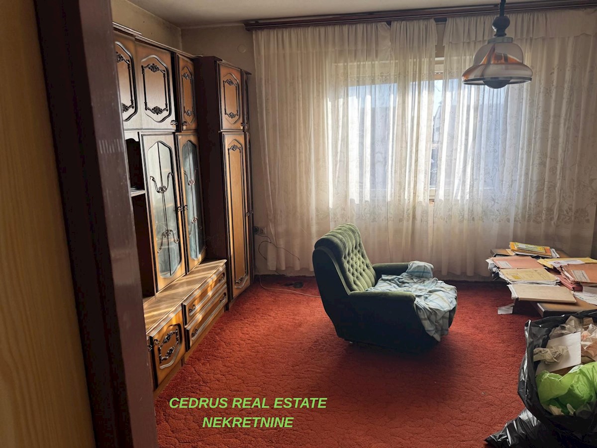 Umag, grande opportunita! Vendiamo una casa da ristrutturare di 330 m2 e 500 m2 di giardino e posti auto
