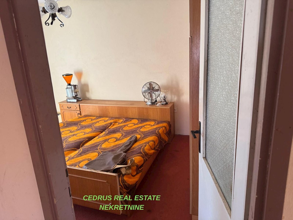 Umag, grande opportunita! Vendiamo una casa da ristrutturare di 330 m2 e 500 m2 di giardino e posti auto