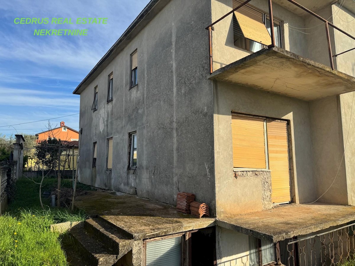 Umag, grande opportunita! Vendiamo una casa da ristrutturare di 330 m2 e 500 m2 di giardino e posti auto