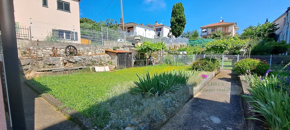 Umago Punta, in prima fila al mare, vendiamo casa al piano terra con ampio giardino e garage