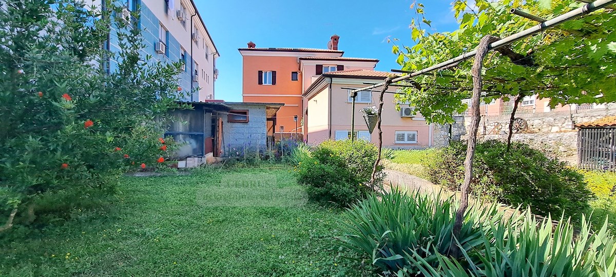 Umago Punta, in prima fila al mare, vendiamo casa al piano terra con ampio giardino e garage