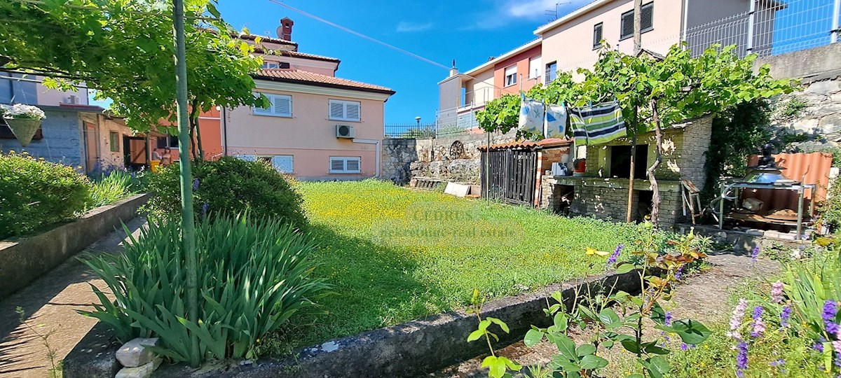 Umago Punta, in prima fila al mare, vendiamo casa al piano terra con ampio giardino e garage