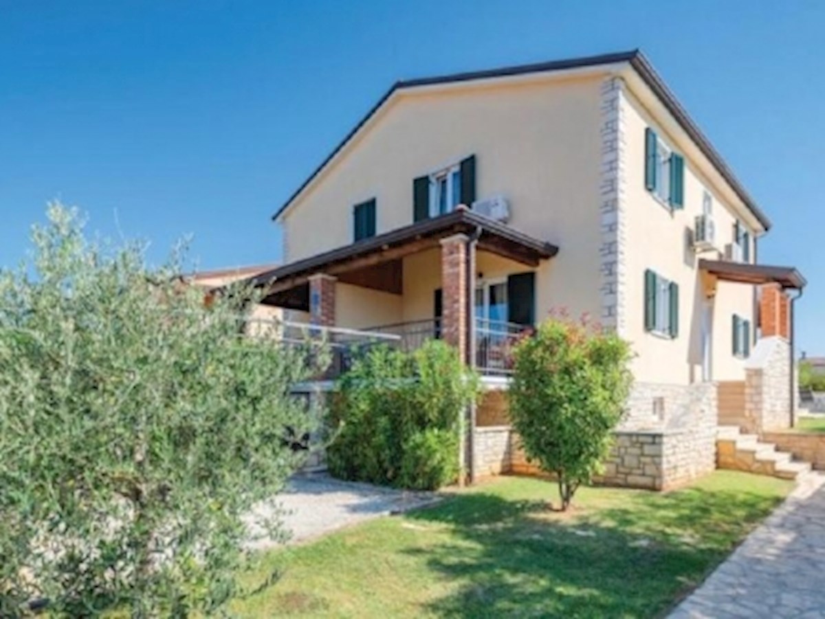 Istria, Umag, Lovrečica. casa bifamiliare di 170 m2 vista mare, con 3 camere da letto e piscina esterna