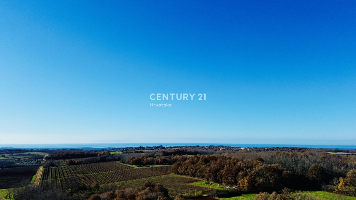 POREČ, PERIFERIA 8 KM, TERRENO EDIFICABILE CON MOLTO POTENZIALE