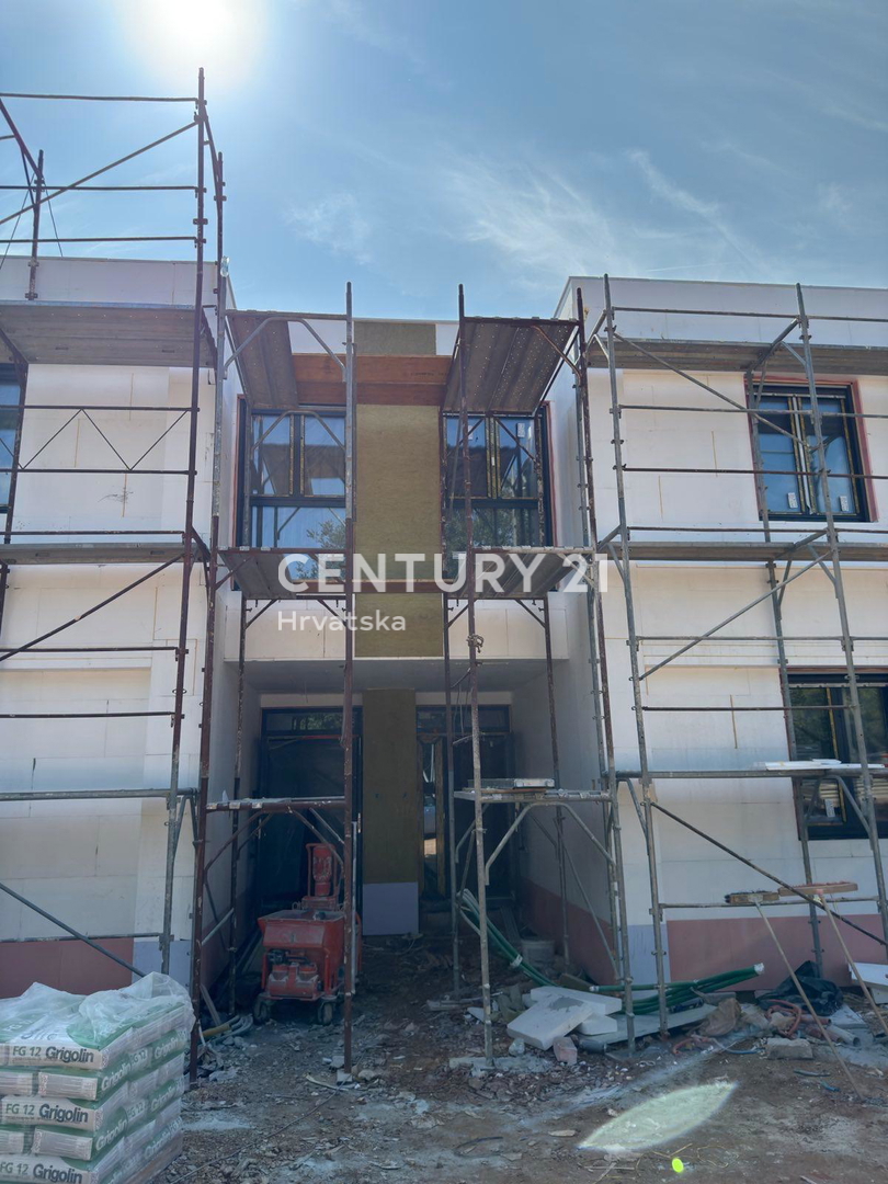 ROVINJ, VENDITA APPARTAMENTO IN NUOVA COSTRUZIONE AL PIANO TERRA CON CORTILE