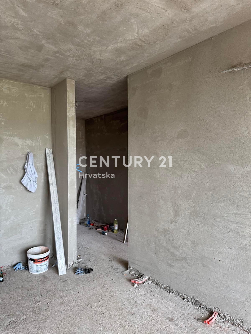 ROVINJ, VENDITA APPARTAMENTO IN NUOVA COSTRUZIONE AL PIANO TERRA CON CORTILE