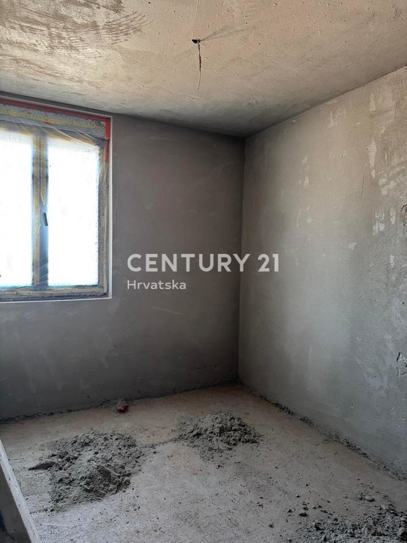 ROVINJ, VENDITA APPARTAMENTO IN NUOVA COSTRUZIONE AL PIANO TERRA CON CORTILE