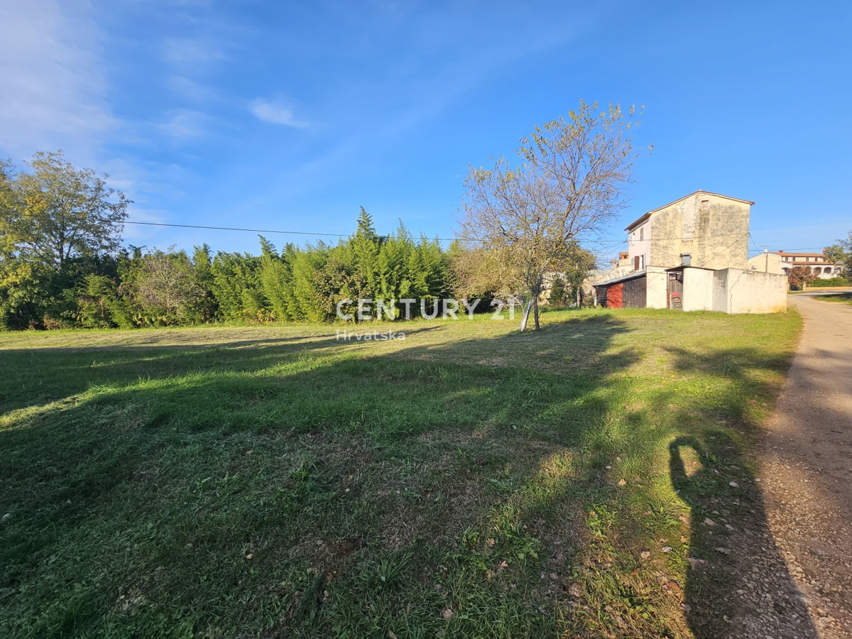 POREČ, TERRENO EDIFICABILE PER 6 APPARTAMENTI