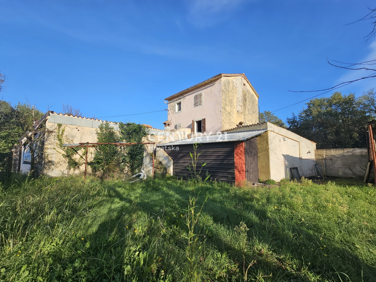 POREČ, TERRENO EDIFICABILE PER 6 APPARTAMENTI