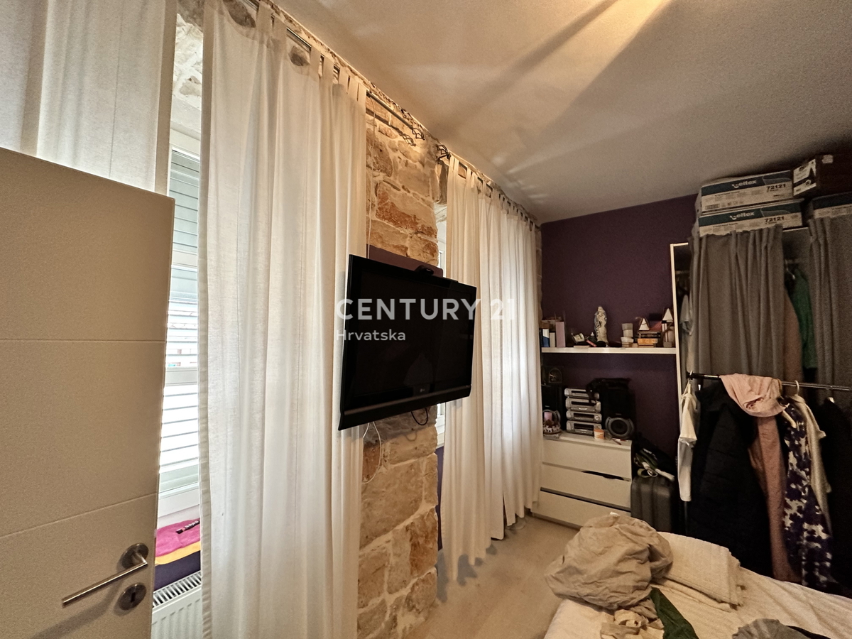 SVETVINČENAT, APPARTAMENTO QUADRILOCALE IN CENTRO CITTÀ, COMPLETAMENTE RISTRUTTURATO E ARREDATO