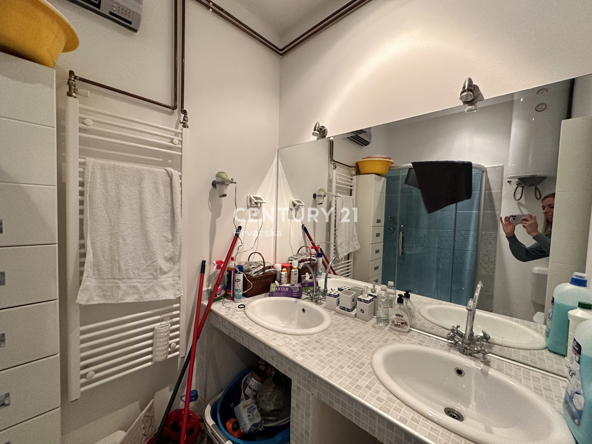 SVETVINČENAT, APPARTAMENTO QUADRILOCALE IN CENTRO CITTÀ, COMPLETAMENTE RISTRUTTURATO E ARREDATO