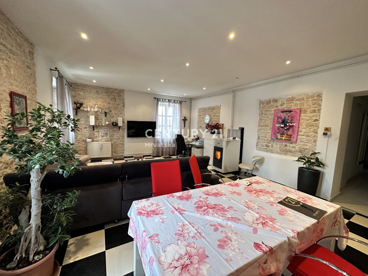 SVETVINČENAT, APPARTAMENTO QUADRILOCALE IN CENTRO CITTÀ, COMPLETAMENTE RISTRUTTURATO E ARREDATO