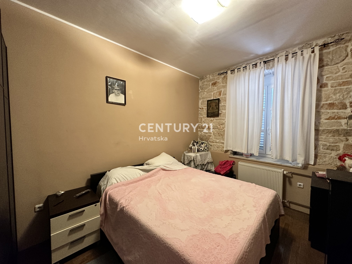 SVETVINČENAT, APPARTAMENTO QUADRILOCALE IN CENTRO CITTÀ, COMPLETAMENTE RISTRUTTURATO E ARREDATO