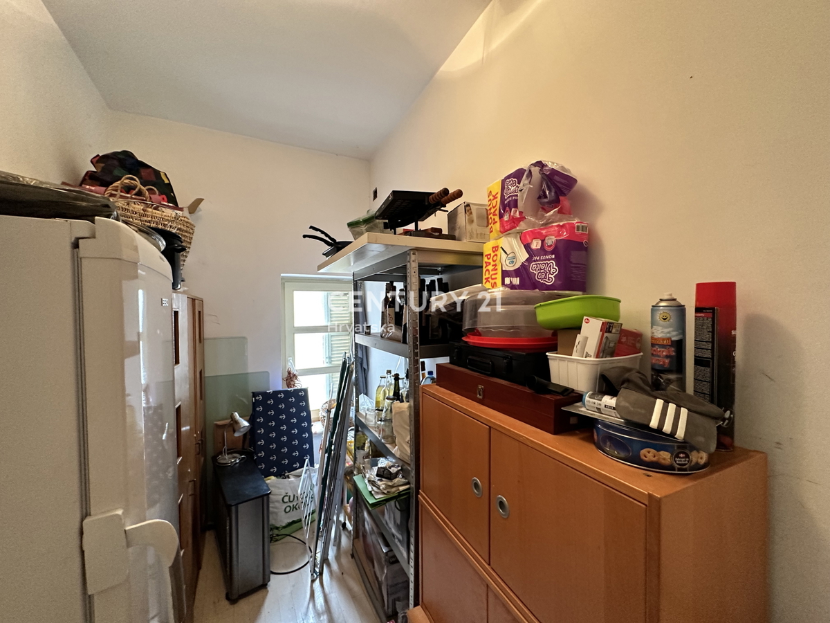 SVETVINČENAT, APPARTAMENTO QUADRILOCALE IN CENTRO CITTÀ, COMPLETAMENTE RISTRUTTURATO E ARREDATO