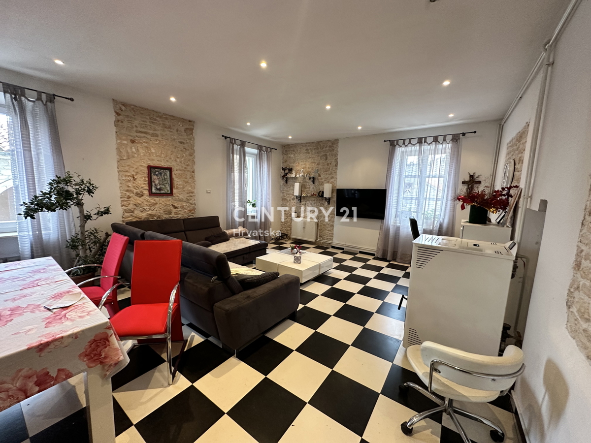 SVETVINČENAT, APPARTAMENTO QUADRILOCALE IN CENTRO CITTÀ, COMPLETAMENTE RISTRUTTURATO E ARREDATO