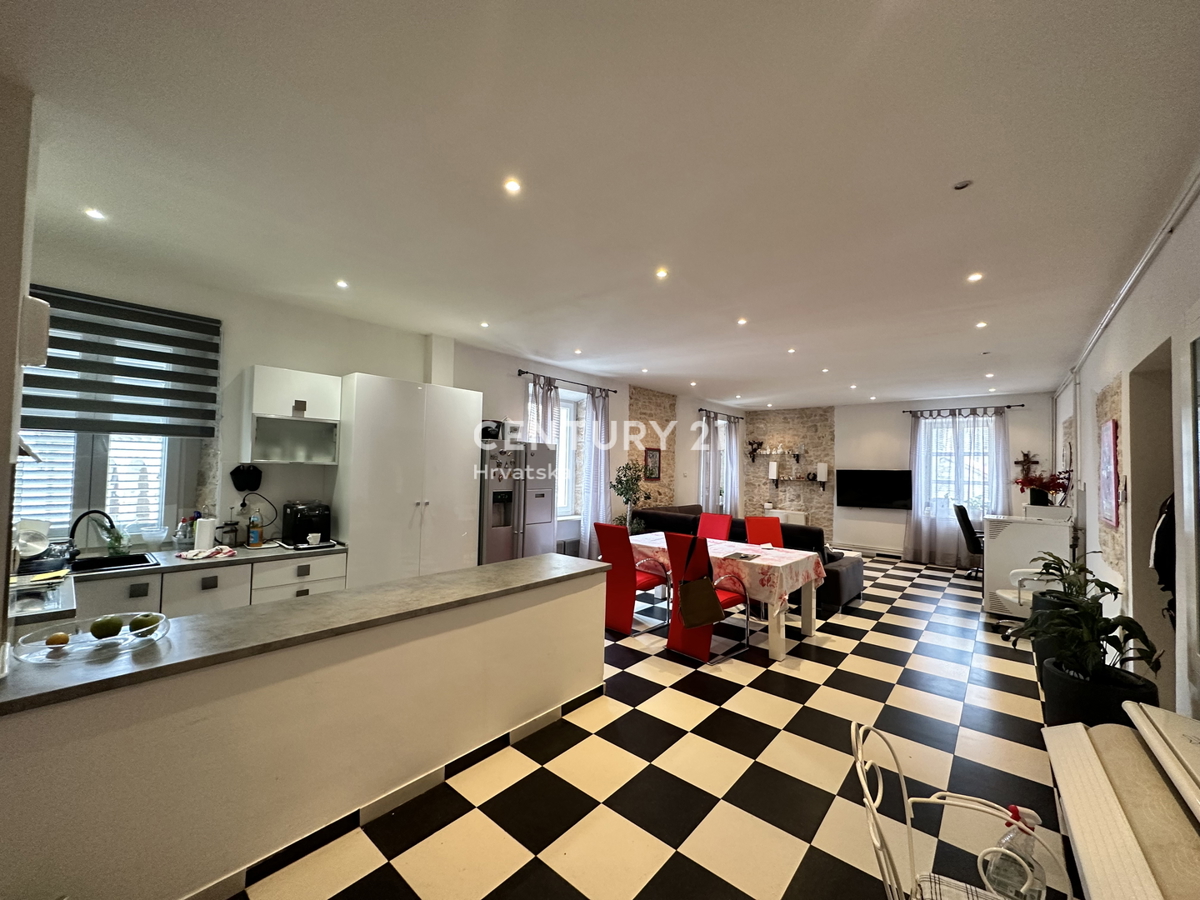 SVETVINČENAT, APPARTAMENTO QUADRILOCALE IN CENTRO CITTÀ, COMPLETAMENTE RISTRUTTURATO E ARREDATO