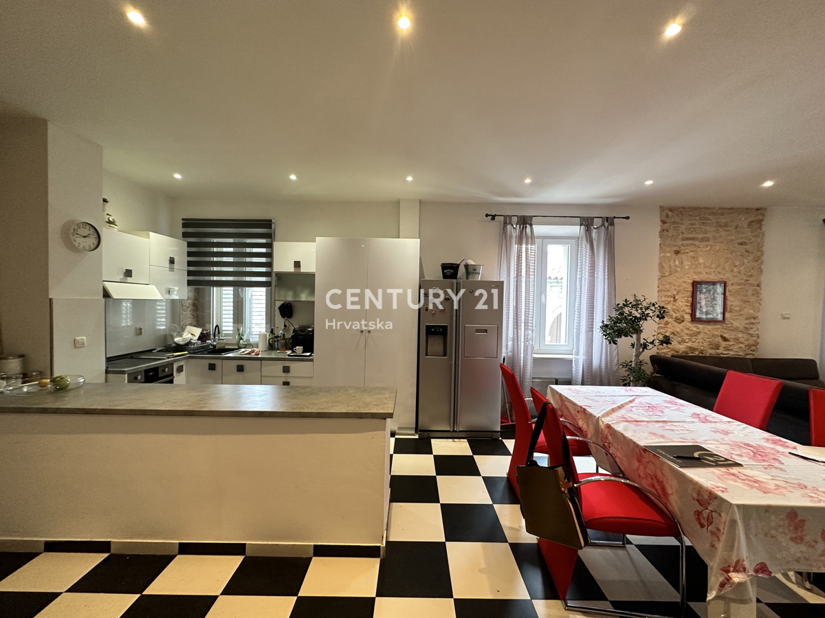 SVETVINČENAT, APPARTAMENTO QUADRILOCALE IN CENTRO CITTÀ, COMPLETAMENTE RISTRUTTURATO E ARREDATO