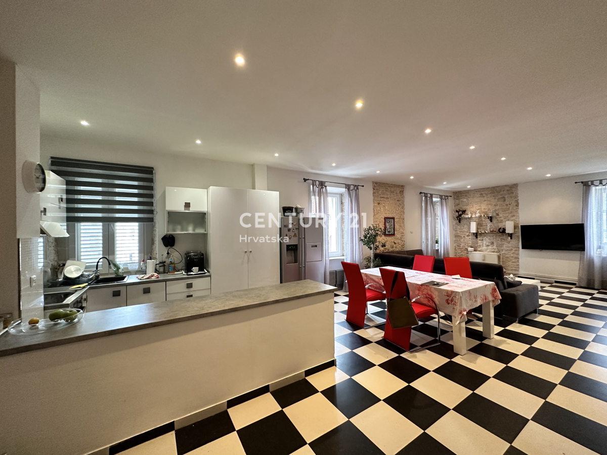 SVETVINČENAT, APPARTAMENTO QUADRILOCALE IN CENTRO CITTÀ, COMPLETAMENTE RISTRUTTURATO E ARREDATO