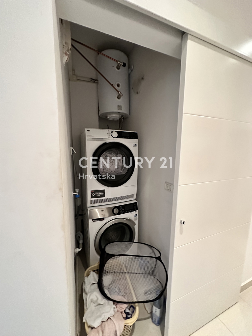 SVETVINČENAT, APPARTAMENTO QUADRILOCALE IN CENTRO CITTÀ, COMPLETAMENTE RISTRUTTURATO E ARREDATO