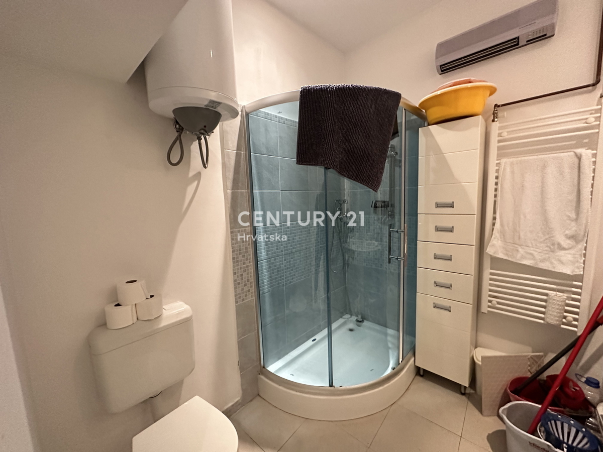 SVETVINČENAT, APPARTAMENTO QUADRILOCALE IN CENTRO CITTÀ, COMPLETAMENTE RISTRUTTURATO E ARREDATO