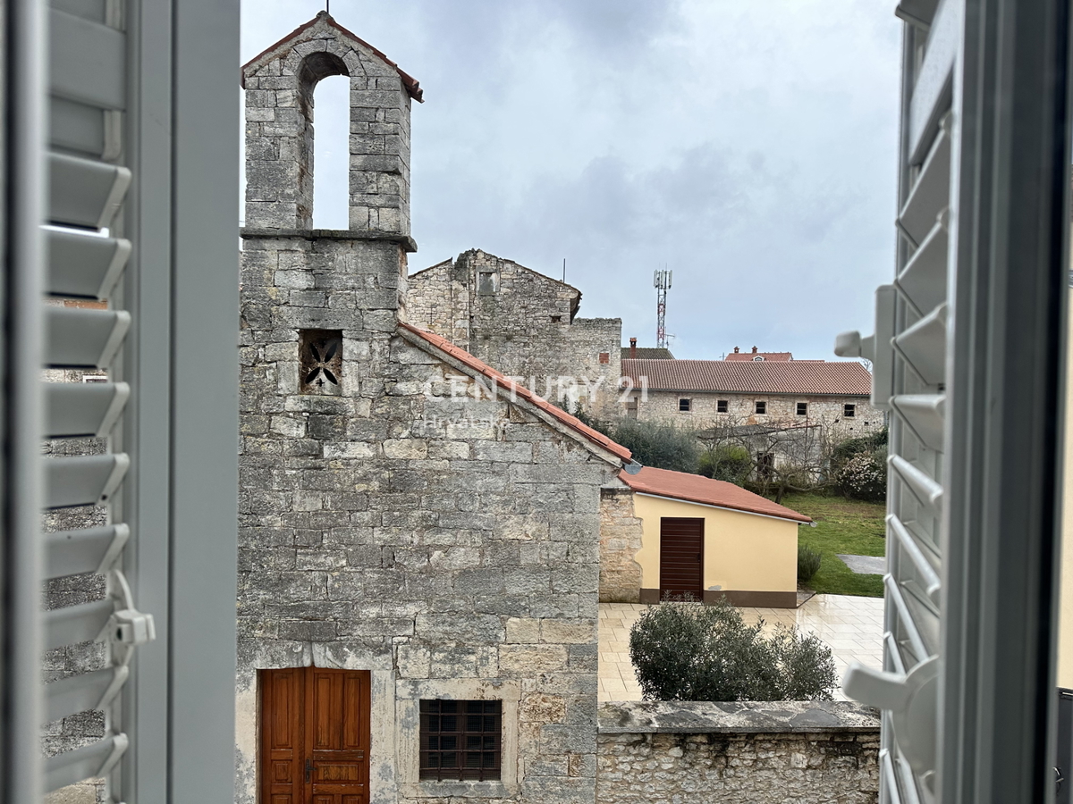 SVETVINČENAT, APPARTAMENTO QUADRILOCALE IN CENTRO CITTÀ, COMPLETAMENTE RISTRUTTURATO E ARREDATO