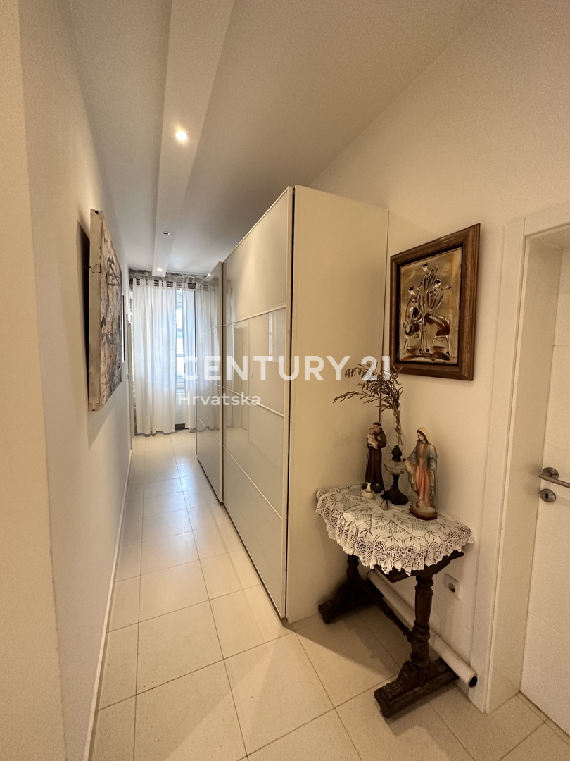 SVETVINČENAT, APPARTAMENTO QUADRILOCALE IN CENTRO CITTÀ, COMPLETAMENTE RISTRUTTURATO E ARREDATO