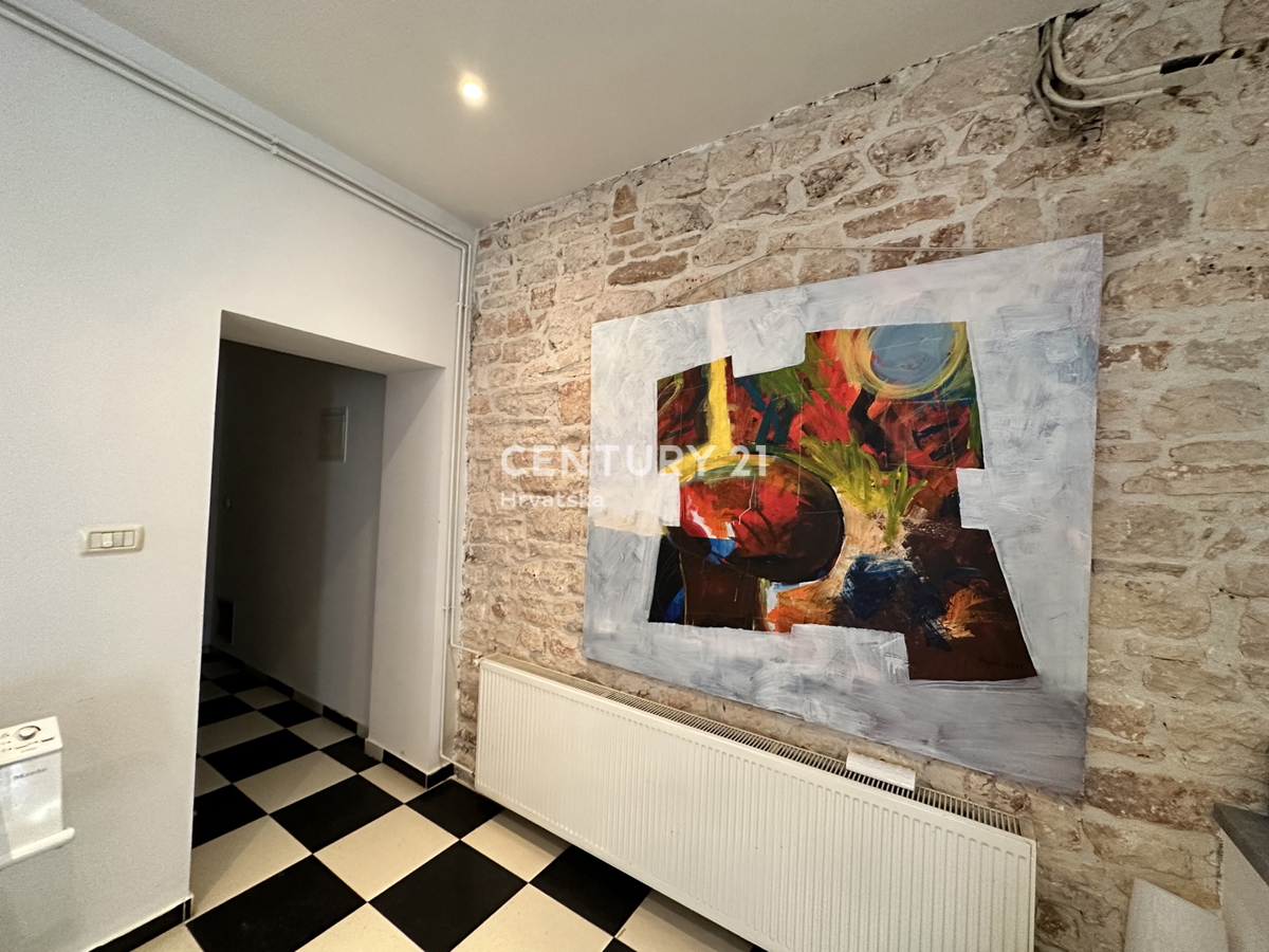 SVETVINČENAT, APPARTAMENTO QUADRILOCALE IN CENTRO CITTÀ, COMPLETAMENTE RISTRUTTURATO E ARREDATO