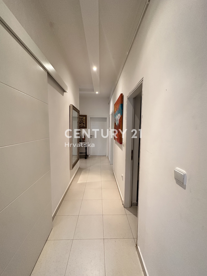 SVETVINČENAT, APPARTAMENTO QUADRILOCALE IN CENTRO CITTÀ, COMPLETAMENTE RISTRUTTURATO E ARREDATO