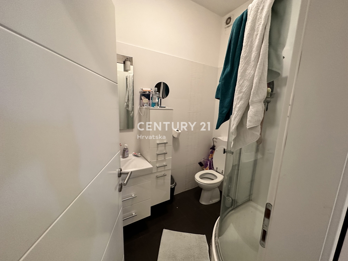 SVETVINČENAT, APPARTAMENTO QUADRILOCALE IN CENTRO CITTÀ, COMPLETAMENTE RISTRUTTURATO E ARREDATO