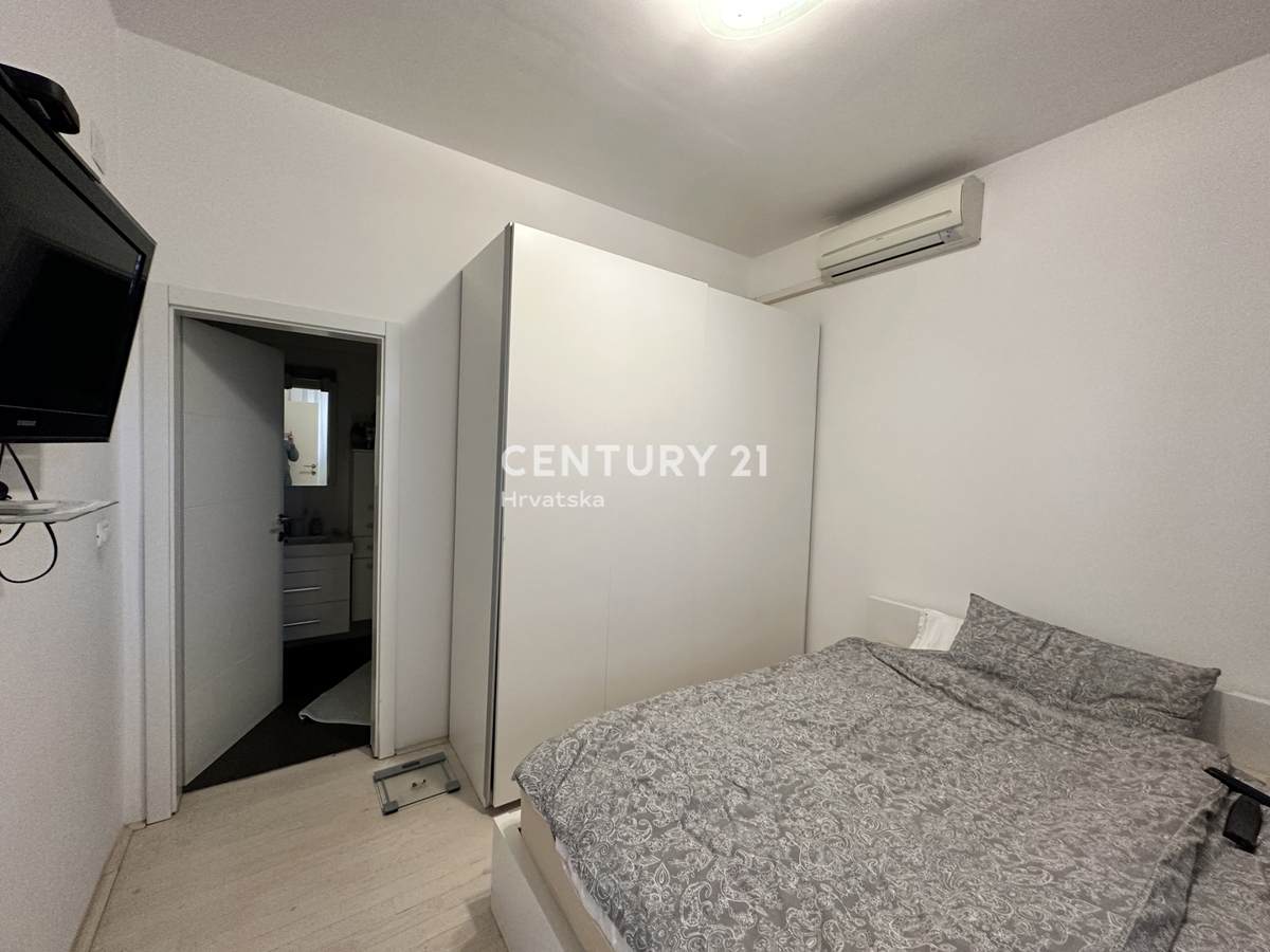 SVETVINČENAT, APPARTAMENTO QUADRILOCALE IN CENTRO CITTÀ, COMPLETAMENTE RISTRUTTURATO E ARREDATO