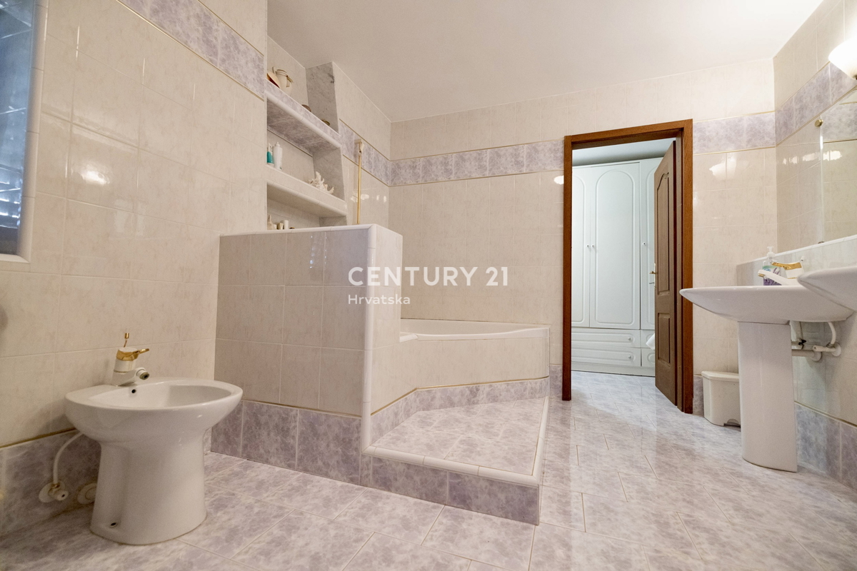 BRTONIGLA, RISTRUTTURATA CASA ISTRIANA