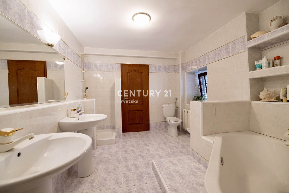 BRTONIGLA, RISTRUTTURATA CASA ISTRIANA