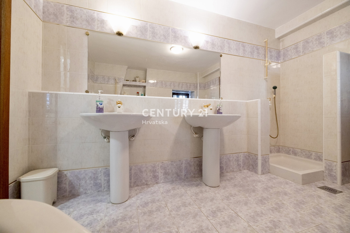 BRTONIGLA, RISTRUTTURATA CASA ISTRIANA