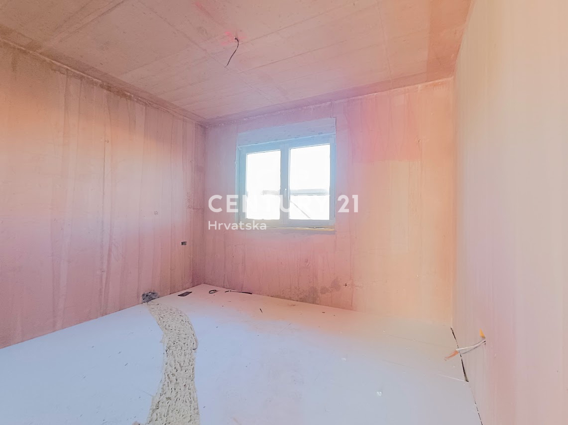 POREČ, IN VENDITA APPARTAMENTO CON TRE CAMERE DA LETTO AL SECONDO PIANO, VISTA MARE, A 1500 M DAL MARE