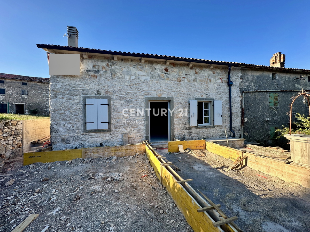 LABIN, SKITAČA, CASA IN PIETRA RISTRUTTURATA IN POSIZIONE TRANQUILLA